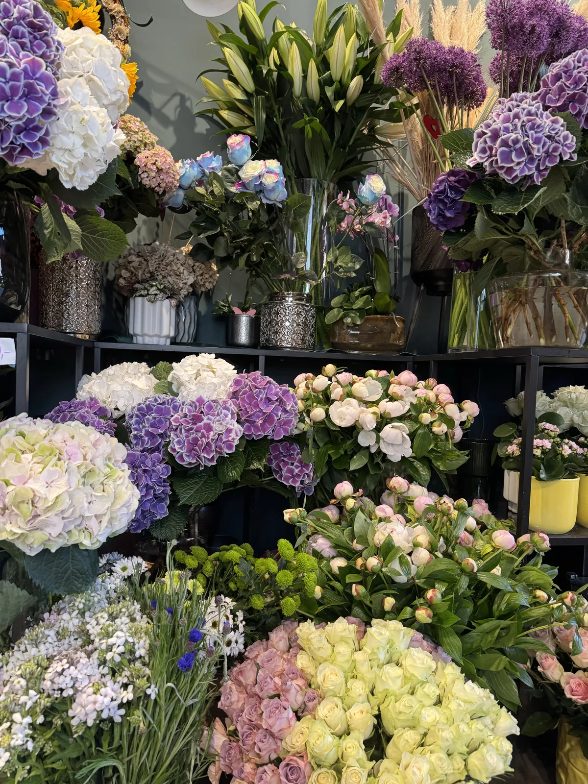 Hortensien, Rosen, Lilien und Allium im Blumenladen