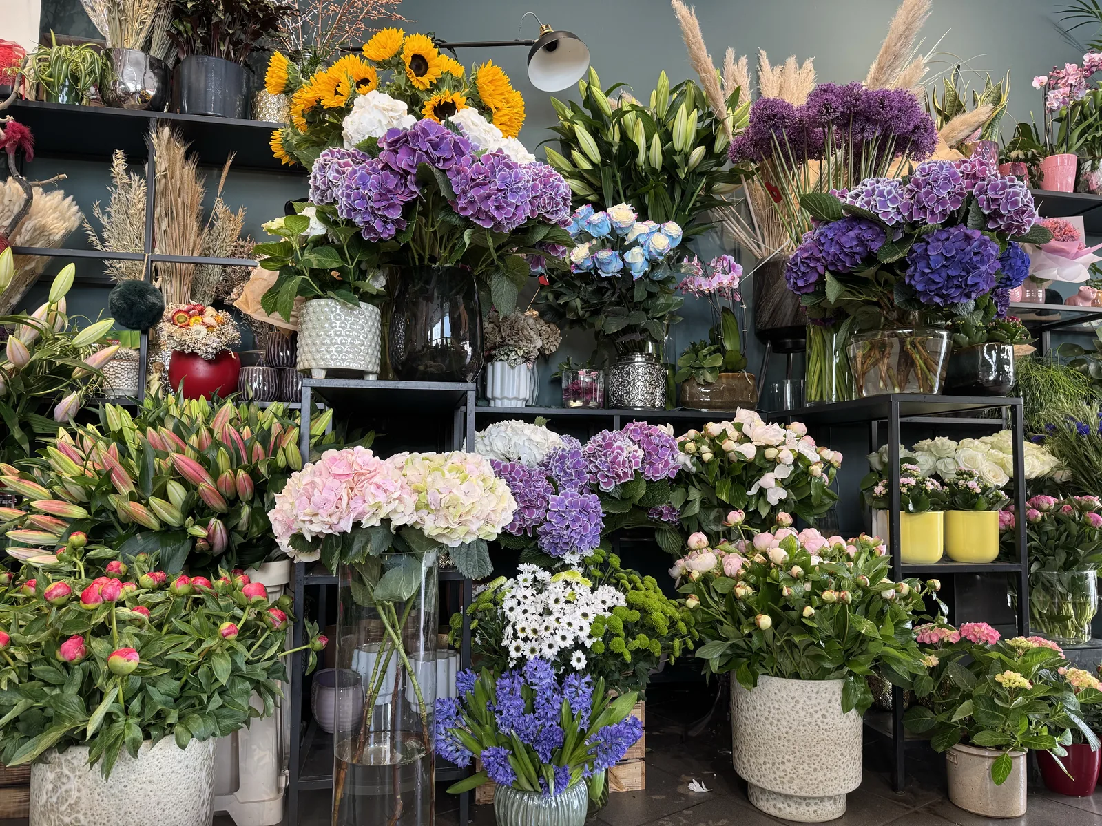 Blumenwand im Laden von Blumen am Eck