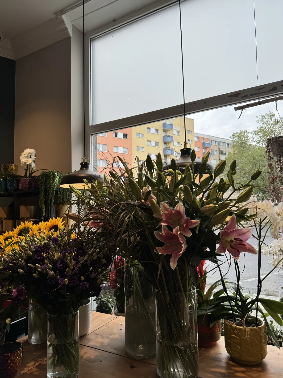 Rosa Lilien und weitere Schnittblumen am Schaufenster