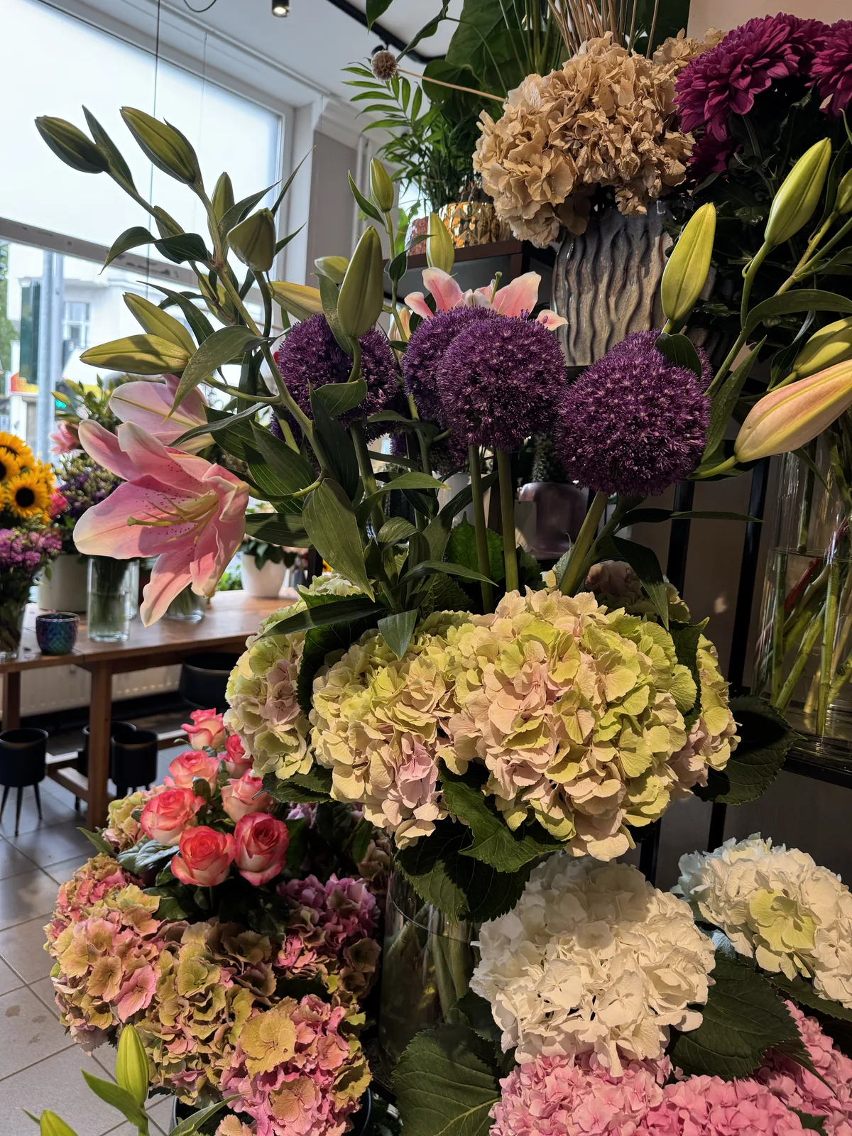 Lilien, Hortensien und Allium im Laden