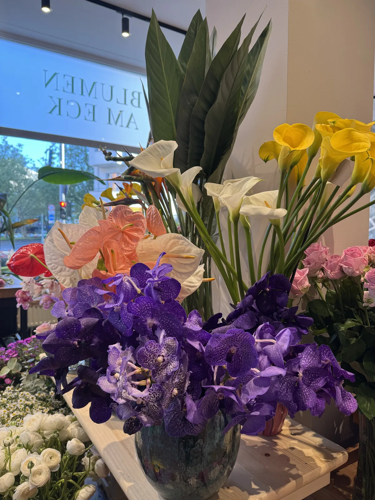 Orchideen und Calla als farbstarke florale Dekoration