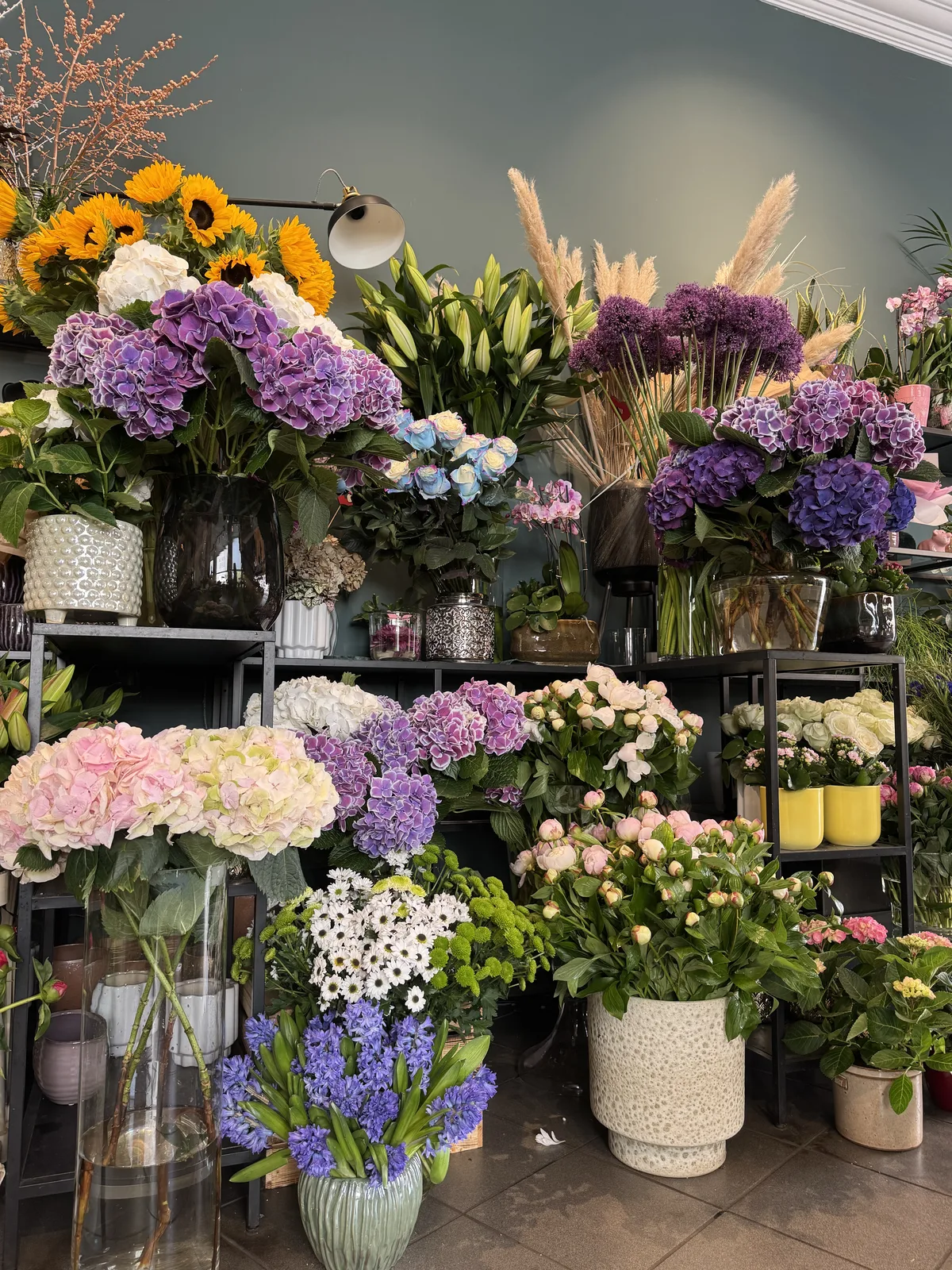 Blütenwand mit Hortensien, Lilien, Allium und Sonnenblumen