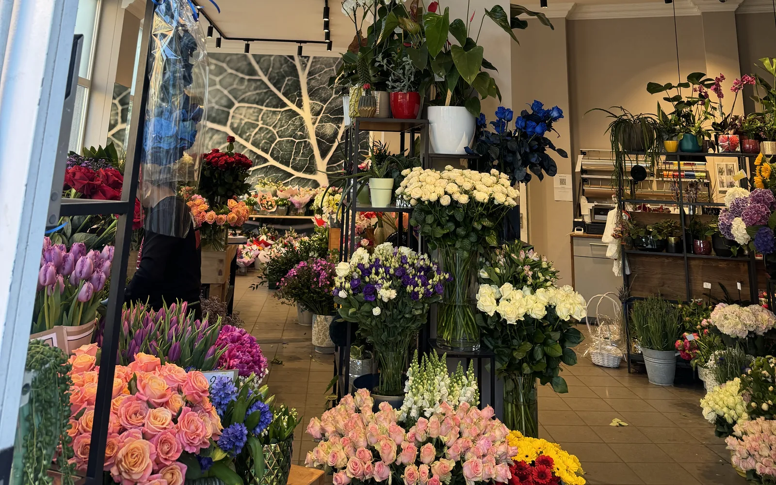 Weiße Rosen und sorgfältig arrangierte Schnittblumen